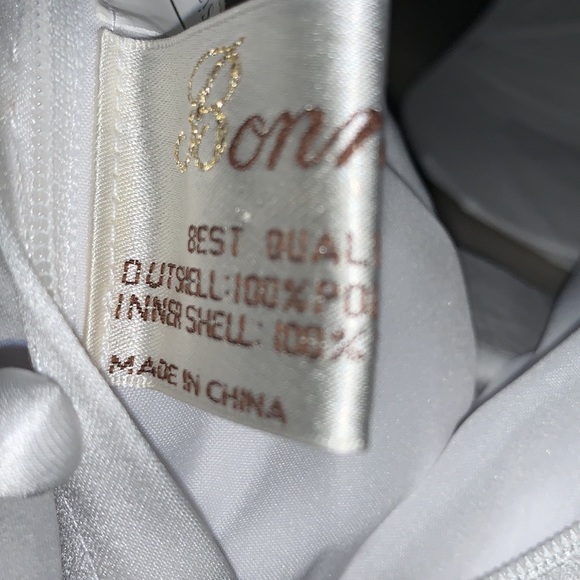 BONNY GORGEOUS SIZE 6 DETAILED WEDDING DRESS ALONG WITH A BEAUTIFUL VEIL - Picture 11 of 16